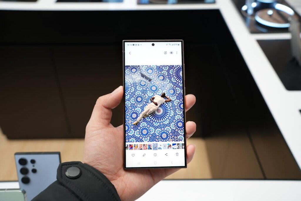 Samsung S24 Ultra showcases its stunning, vibrant display with edge-to-edge clarity.