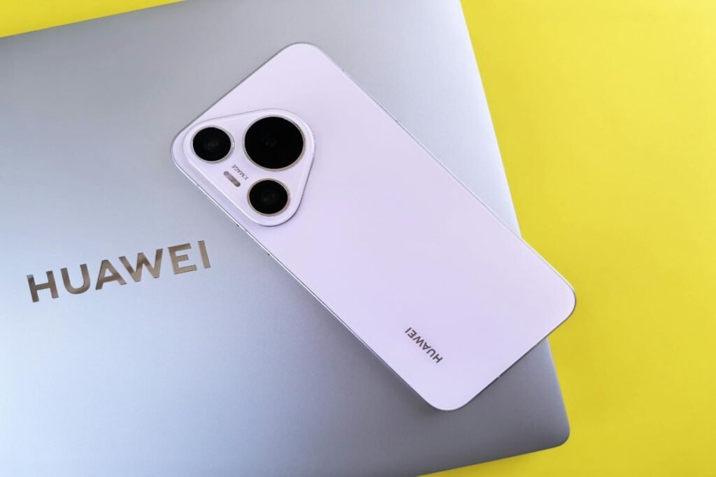 HUAWEI Pura 70 Ultra, high-end smartphone with outstanding camera and elegant design.